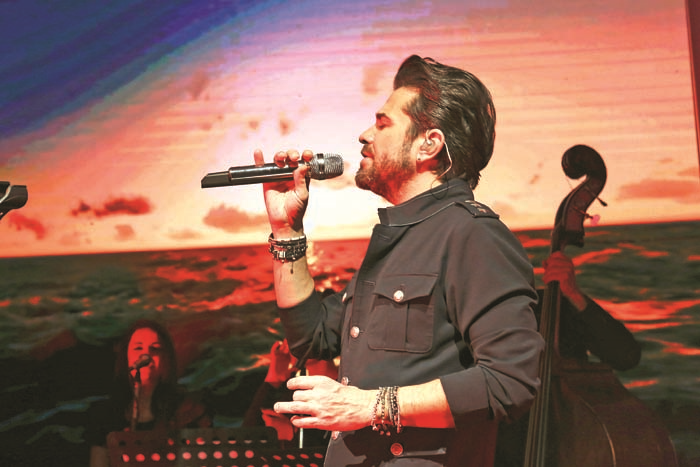 CAZ MÜZİĞİYLE RENKLENEN  ŞIK DAVET