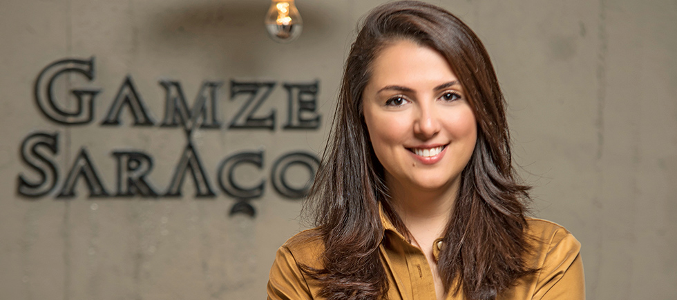 GAMZE SARAÇOĞLU  TASARLADIKÇA OLGUNLAŞIYOR