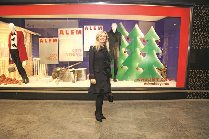 ALEM DERGİSİ’NİN YENİ YIL KAPAĞI HARVEY NICHOLS’IN VİTRİNLERİNİ SÜSLEDİ