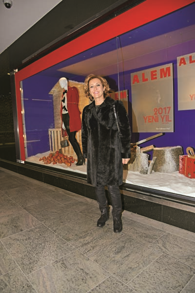 ALEM DERGİSİ’NİN YENİ YIL KAPAĞI HARVEY NICHOLS’IN VİTRİNLERİNİ SÜSLEDİ