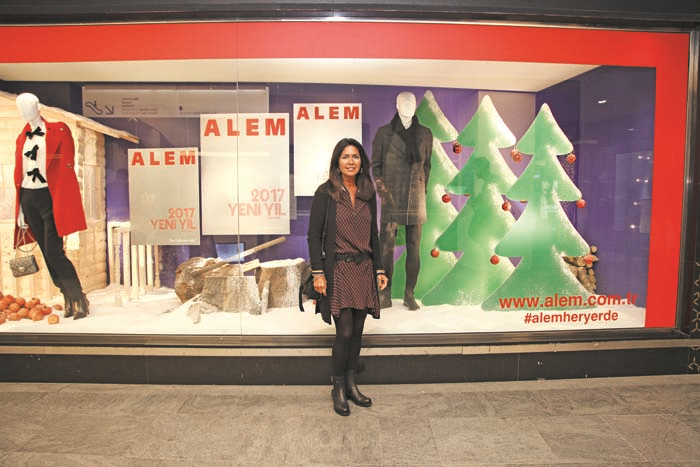 ALEM DERGİSİ’NİN YENİ YIL KAPAĞI HARVEY NICHOLS’IN VİTRİNLERİNİ SÜSLEDİ