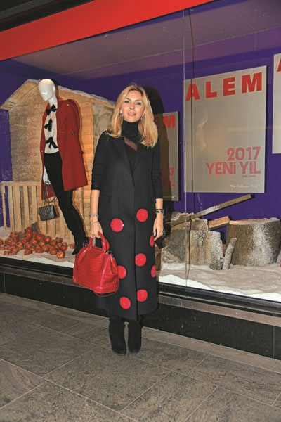 ALEM DERGİSİ’NİN YENİ YIL KAPAĞI HARVEY NICHOLS’IN VİTRİNLERİNİ SÜSLEDİ