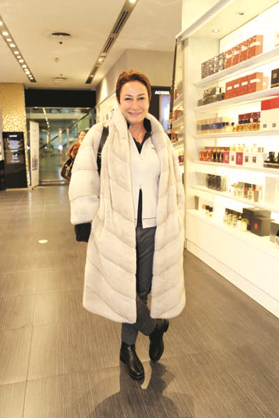 ALEM DERGİSİ’NİN YENİ YIL KAPAĞI HARVEY NICHOLS’IN VİTRİNLERİNİ SÜSLEDİ