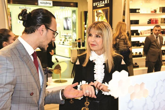 ALEM DERGİSİ’NİN YENİ YIL KAPAĞI HARVEY NICHOLS’IN VİTRİNLERİNİ SÜSLEDİ