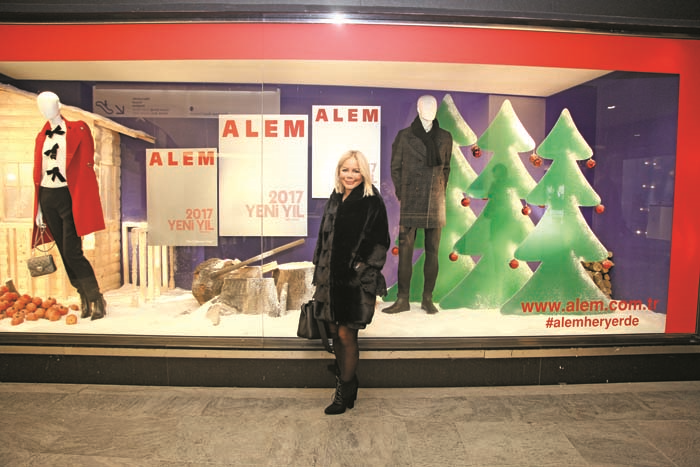 ALEM DERGİSİ’NİN YENİ YIL KAPAĞI HARVEY NICHOLS’IN VİTRİNLERİNİ SÜSLEDİ