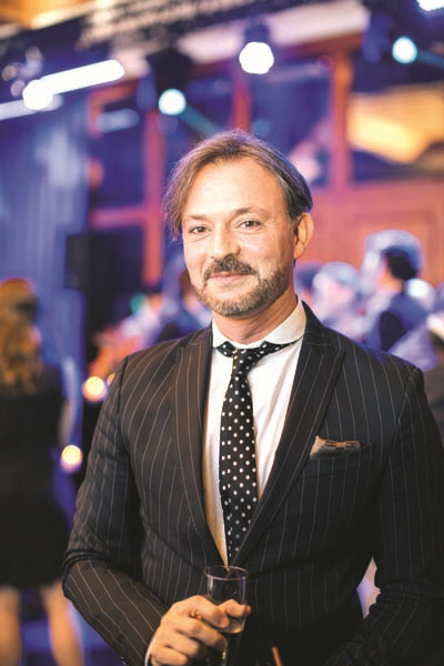 LACİVERT BİR GECEDE  YENİ YILA MÜZİKLİ KARŞILAMA