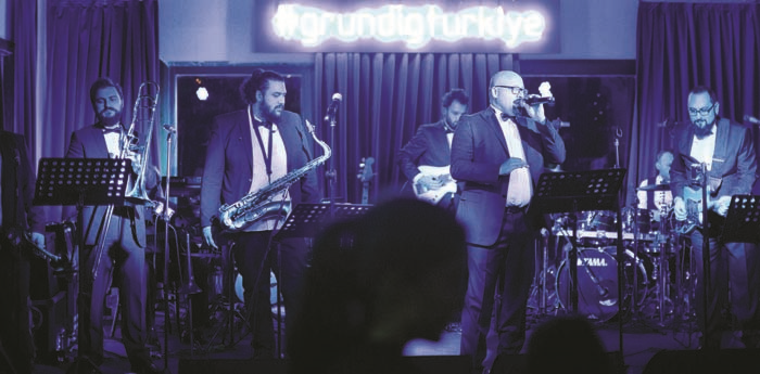 LACİVERT BİR GECEDE  YENİ YILA MÜZİKLİ KARŞILAMA