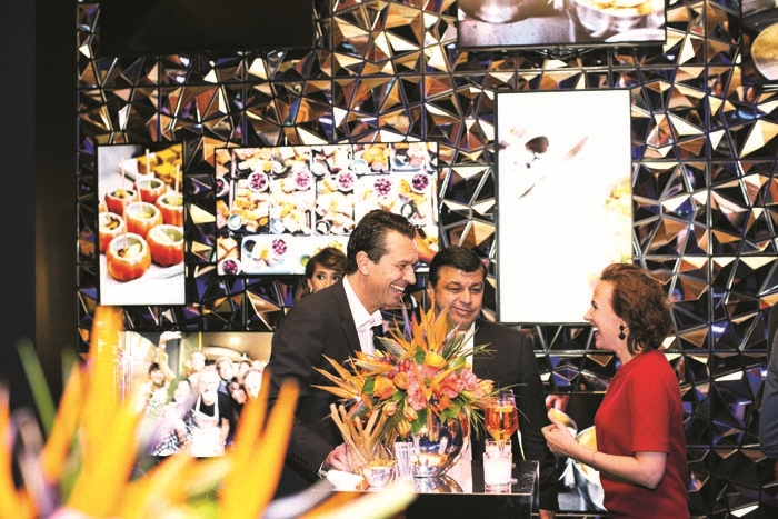 LACİVERT BİR GECEDE  YENİ YILA MÜZİKLİ KARŞILAMA