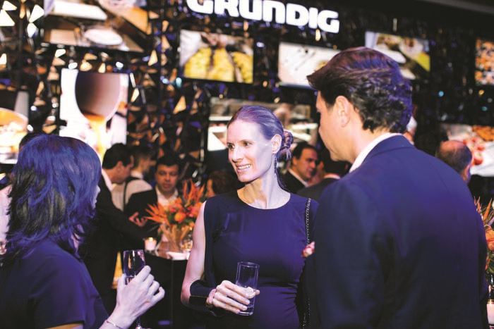 LACİVERT BİR GECEDE  YENİ YILA MÜZİKLİ KARŞILAMA