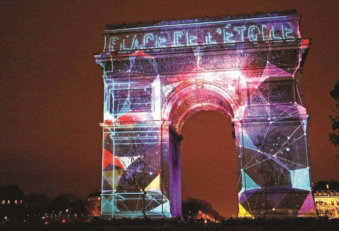 DÜNYA YENİ YILA BÖYLE GİRDİ