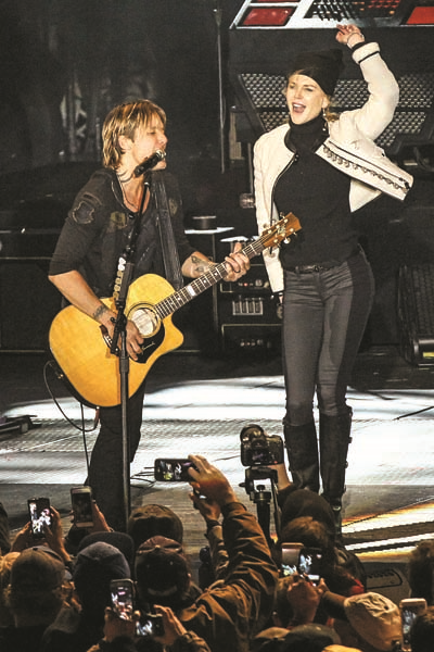 DÜNYA YENİ YILA BÖYLE GİRDİ