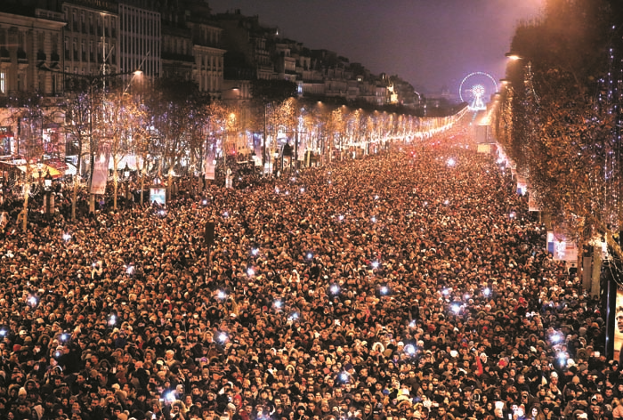 DÜNYA YENİ YILA BÖYLE GİRDİ