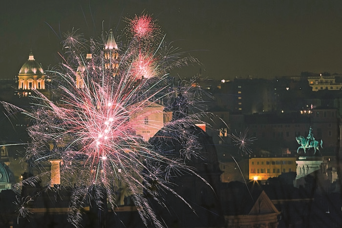 DÜNYA YENİ YILA BÖYLE GİRDİ