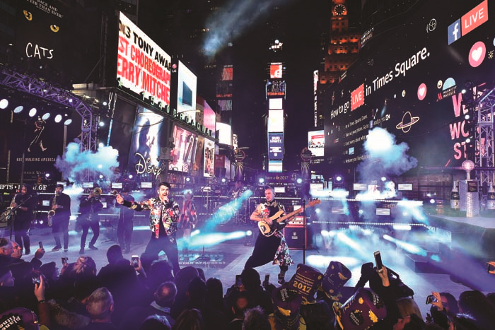 DÜNYA YENİ YILA BÖYLE GİRDİ