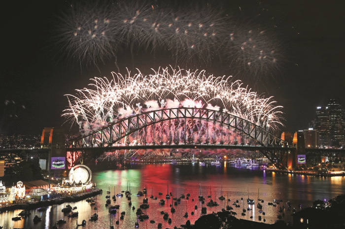 DÜNYA YENİ YILA BÖYLE GİRDİ