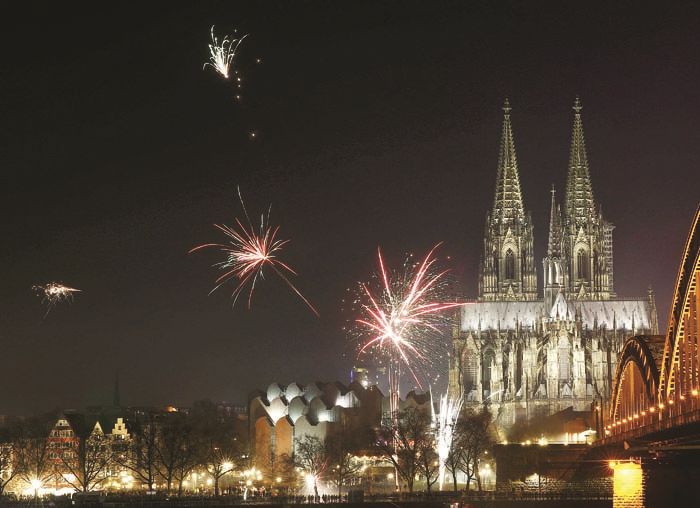 DÜNYA YENİ YILA BÖYLE GİRDİ