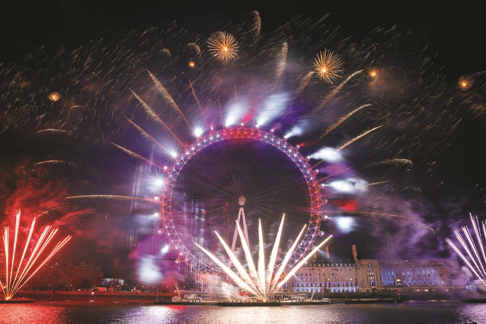 DÜNYA YENİ YILA BÖYLE GİRDİ