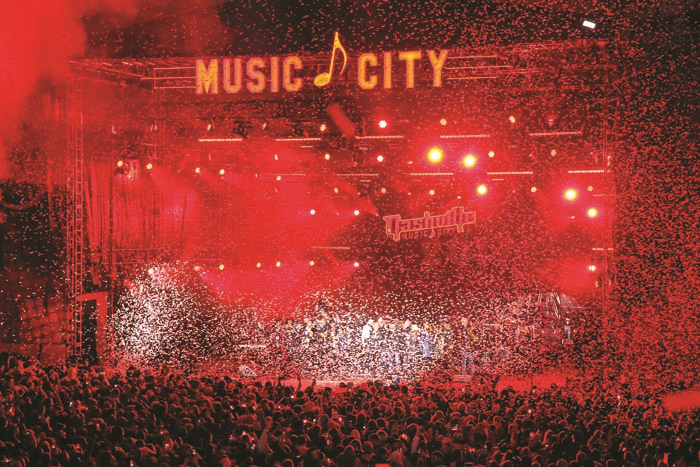 DÜNYA YENİ YILA BÖYLE GİRDİ