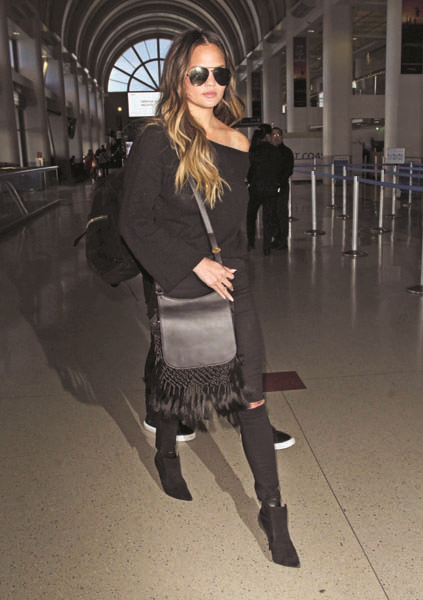 ÜNLÜ MODEL CHRISSY TEIGEN SİYAH VE BEYAZ TUTKUNU