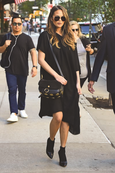 ÜNLÜ MODEL CHRISSY TEIGEN SİYAH VE BEYAZ TUTKUNU