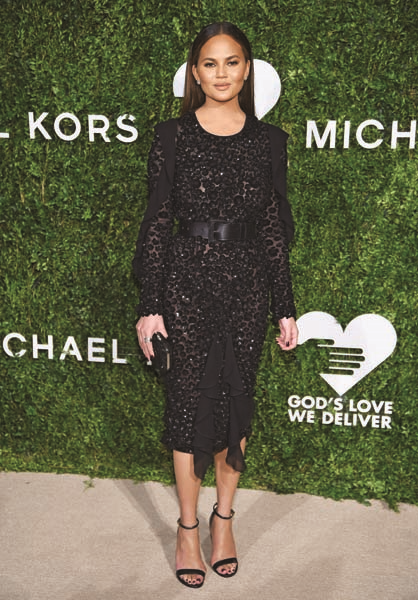 ÜNLÜ MODEL CHRISSY TEIGEN SİYAH VE BEYAZ TUTKUNU