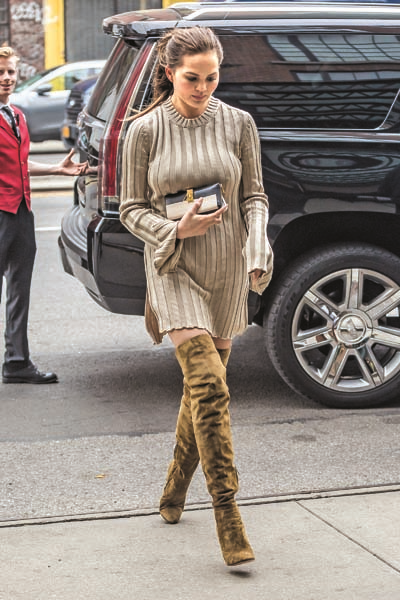 ÜNLÜ MODEL CHRISSY TEIGEN SİYAH VE BEYAZ TUTKUNU