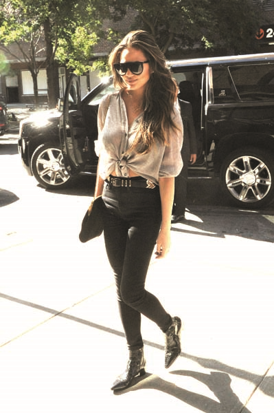 ÜNLÜ MODEL CHRISSY TEIGEN SİYAH VE BEYAZ TUTKUNU