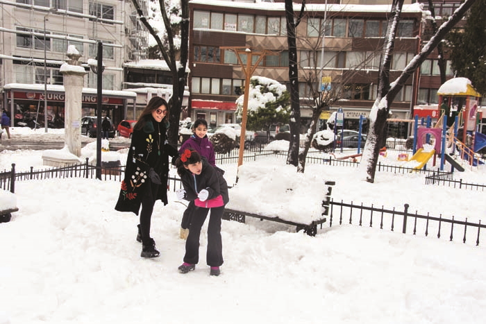 CEMİYETİN ÜNLÜ İSİMLERİNİN KAR KEYFİNE ORTAK OLDUK