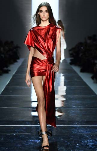 PODYUMDA FIRTINALAR ESTİRDİLER