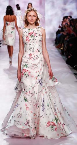 PODYUMDA FIRTINALAR ESTİRDİLER