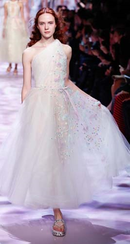 PODYUMDA FIRTINALAR ESTİRDİLER