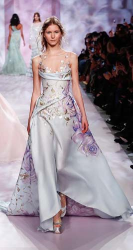 PODYUMDA FIRTINALAR ESTİRDİLER