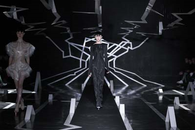 PODYUMDA FIRTINALAR ESTİRDİLER