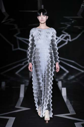 PODYUMDA FIRTINALAR ESTİRDİLER