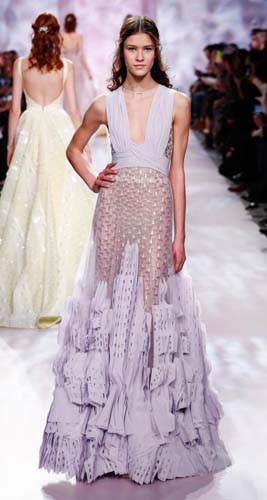 PODYUMDA FIRTINALAR ESTİRDİLER