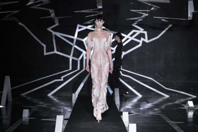 PODYUMDA FIRTINALAR ESTİRDİLER