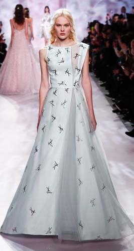 PODYUMDA FIRTINALAR ESTİRDİLER