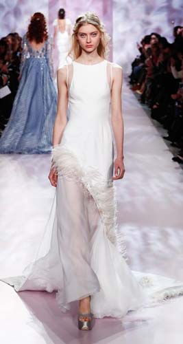 PODYUMDA FIRTINALAR ESTİRDİLER