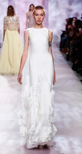 PODYUMDA FIRTINALAR ESTİRDİLER