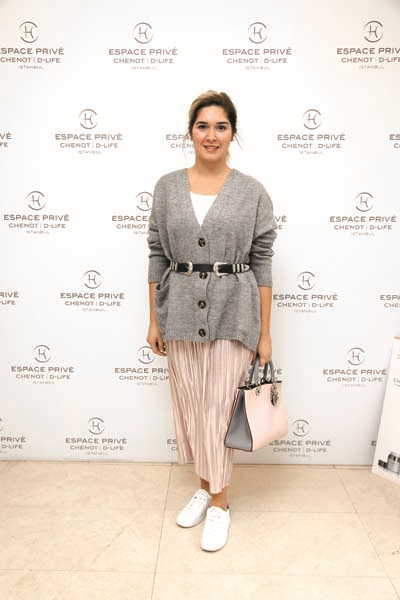 ALEM VE CHENOT D-LIFE EV SAHİPLİĞİNDE CEMİYETİN ÜNLÜ  İSİMLERİYLE ÖĞLE YEMEĞİNDE BULUŞTUK