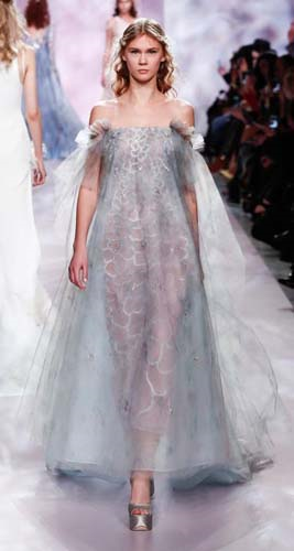 PODYUMDA FIRTINALAR ESTİRDİLER