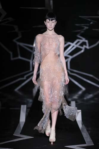 PODYUMDA FIRTINALAR ESTİRDİLER