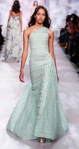 PODYUMDA FIRTINALAR ESTİRDİLER