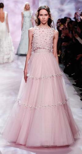 PODYUMDA FIRTINALAR ESTİRDİLER