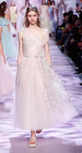 PODYUMDA FIRTINALAR ESTİRDİLER