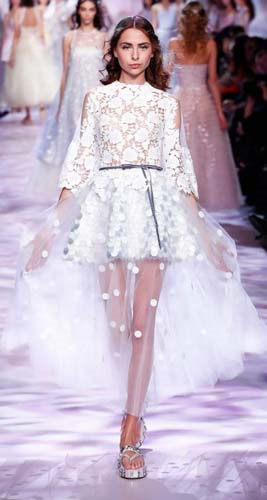 PODYUMDA FIRTINALAR ESTİRDİLER