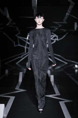 PODYUMDA FIRTINALAR ESTİRDİLER