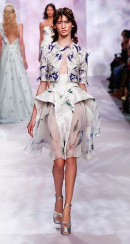 PODYUMDA FIRTINALAR ESTİRDİLER