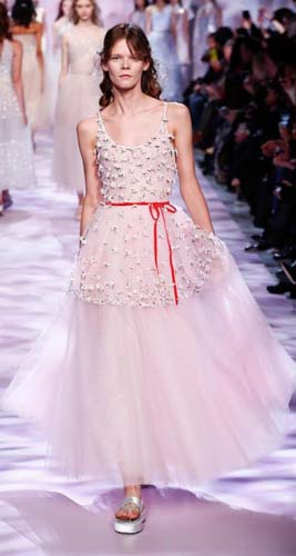 PODYUMDA FIRTINALAR ESTİRDİLER