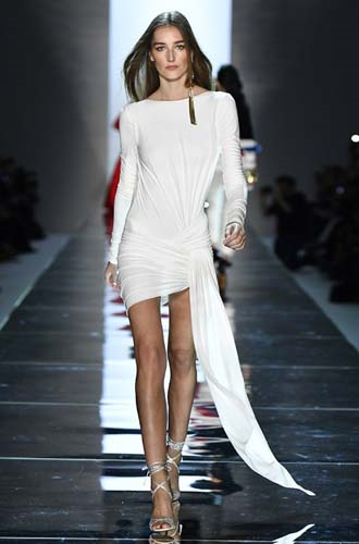 PODYUMDA FIRTINALAR ESTİRDİLER